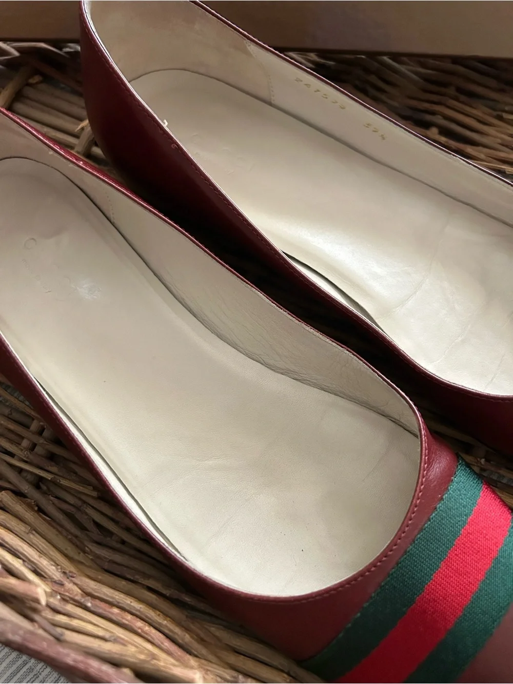 Gucci saddle Tan/brown Leather Flats with Red and Green Webbing